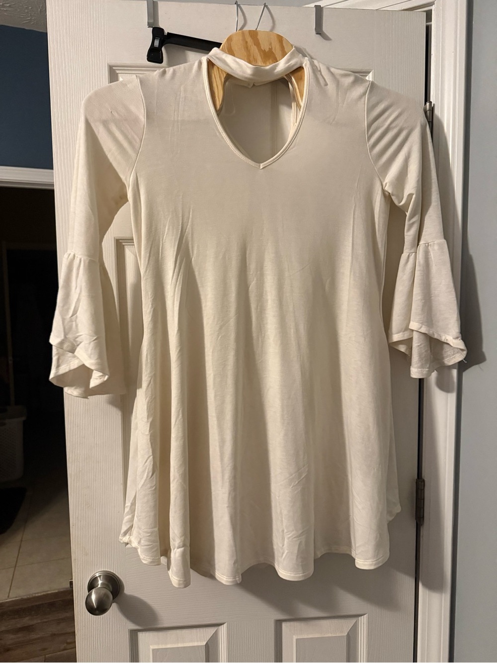 NWOT Boutique Women’s Cream Choker Neck Ruffle Sleeve Top‎ L